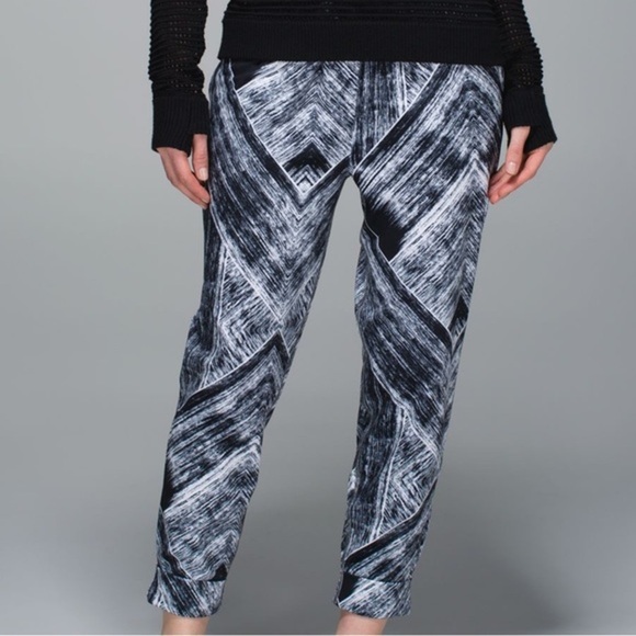 Lululemon Jet Crop Black & White Pants - Picture 1 of 9